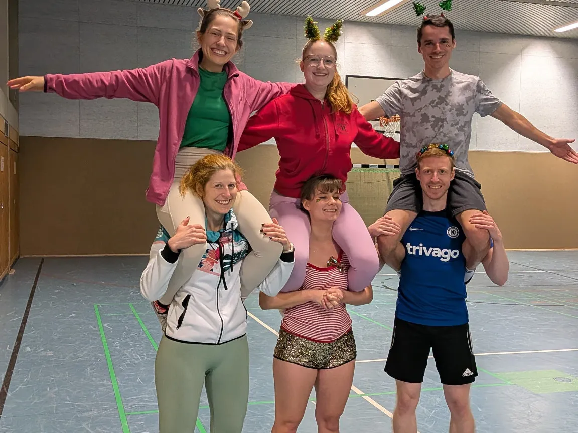 Gruppenfoto in der Turnhalle