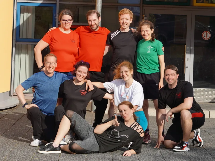 Gruppenfoto vor dem Vereinsheim
