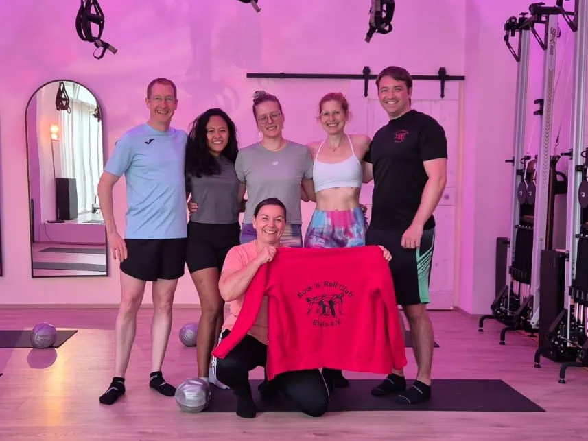 Gruppenfoto im Fitnessstudio mit Vereinsshirt